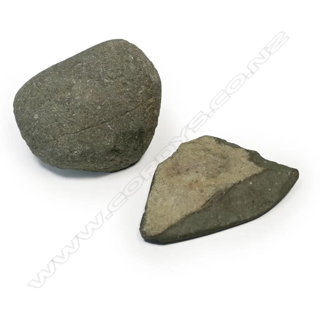 Two Māori stone tools, Image 1++